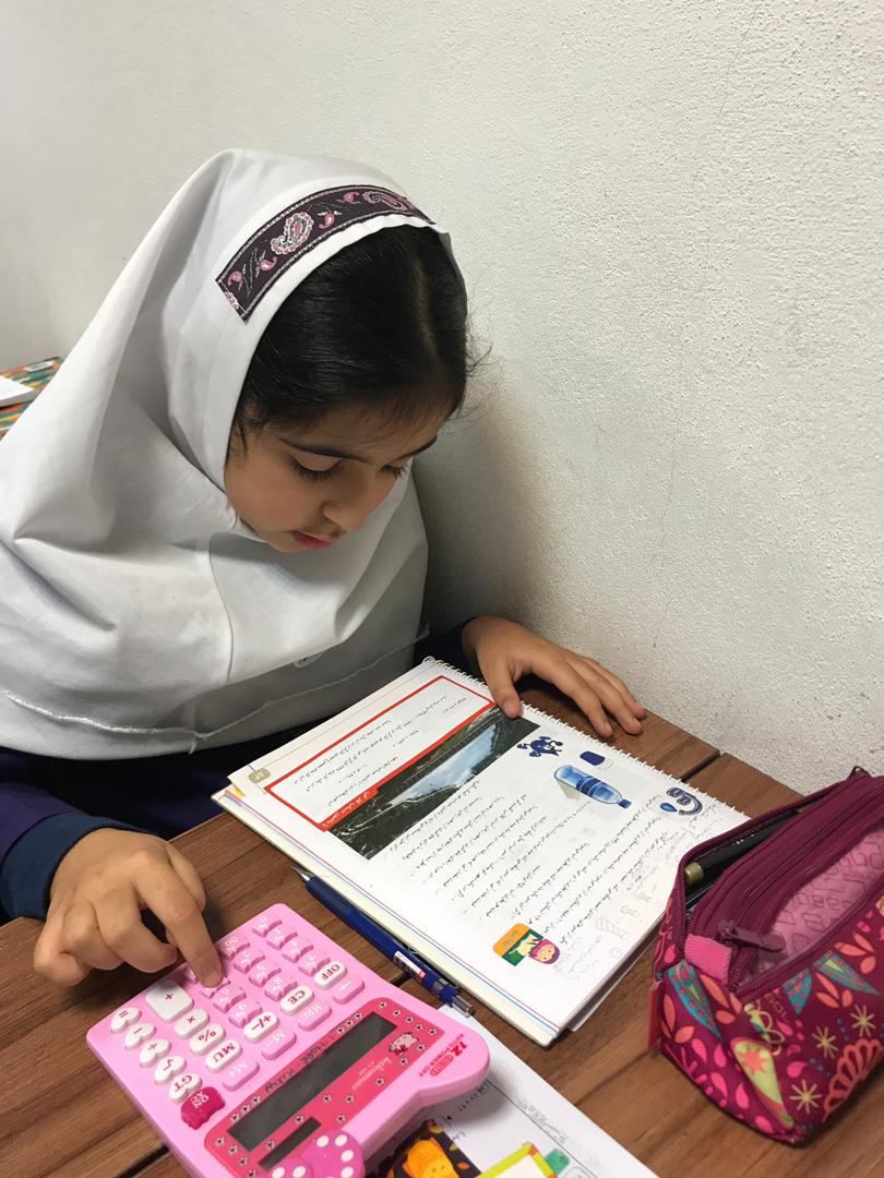 مهارت استفاده از ماشين حساب براى ضرب با اعداد بزرگ توسط دخترهاى گل پايه چهارم «ب»